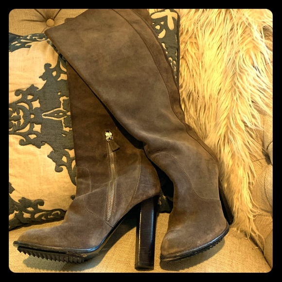 Lanvin suede knee boot - wardrobe workhorse. - Picture 5 of 6